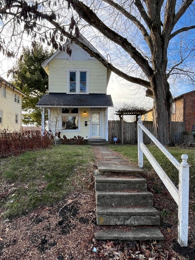 Building Photo - Charming 2 bedroom 2.5 bath single family ...