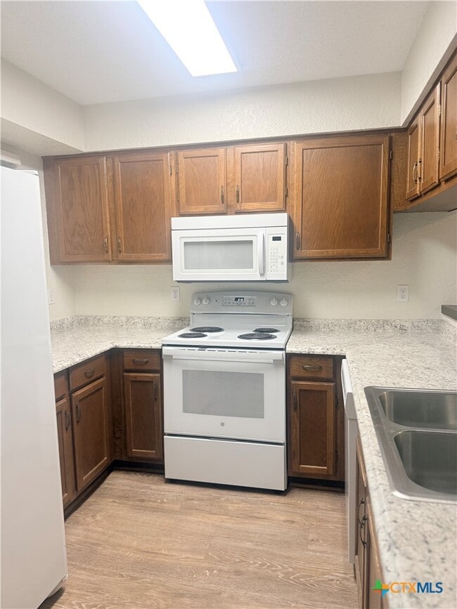 Building Photo - 653 Rock St