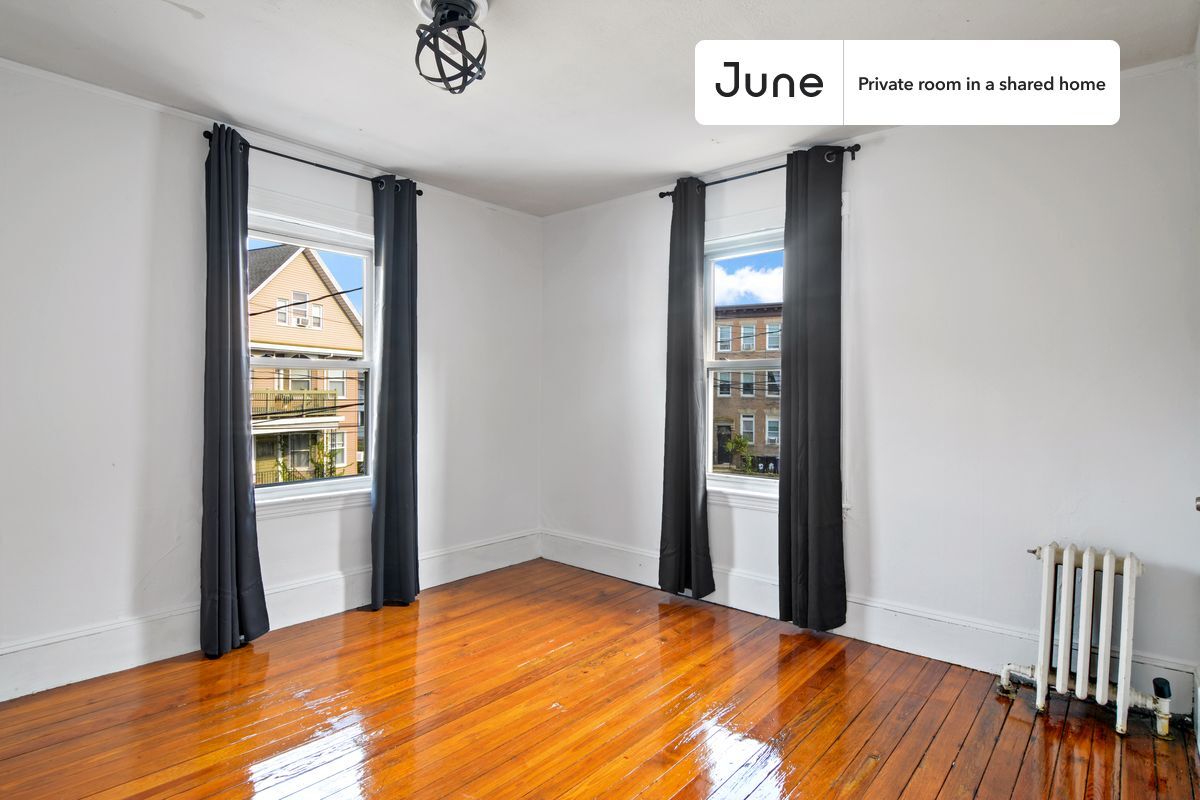 Foto principal - Private bedroom in 6 bed/2 bath Home