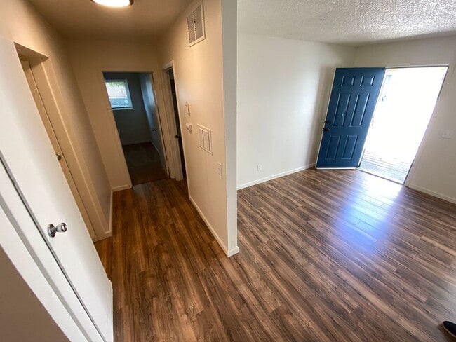 Foto del edificio - Remodeled 3 Bedroom 1 Bath Plus Single Car Garage