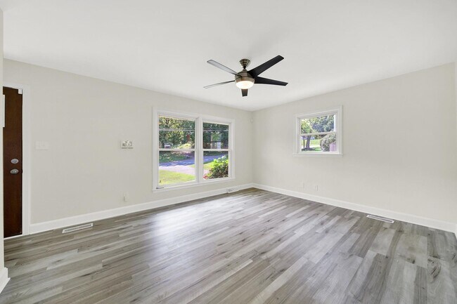 Foto del edificio - Lovely Tri-Level Home in Charlotte Near Up...