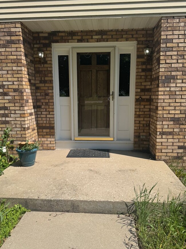 Building Photo - 3 Bedroom Single Family Home