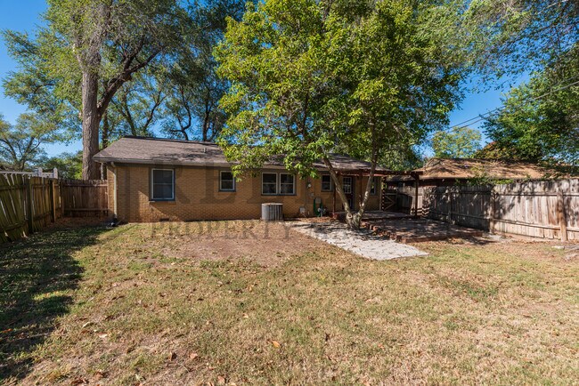 Building Photo - 716 N El Paso Dr