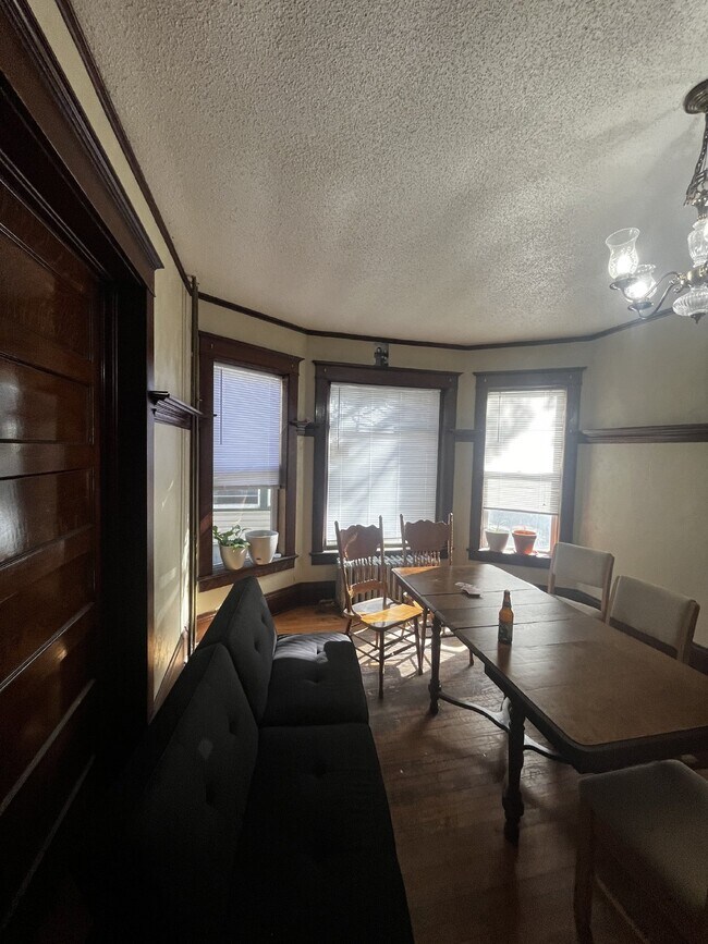 Building Photo - Cozy 4 Bed 1 Bath near UWEC!