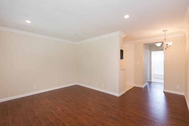 Foto del edificio - LOVELY 1BED Near Valley College! -- GREAT LOCATION!!! $1,000 Deposit (OAC)