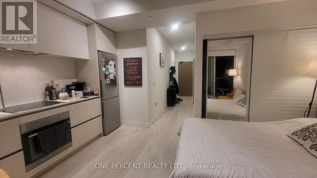 Building Photo - 225 Sumach St