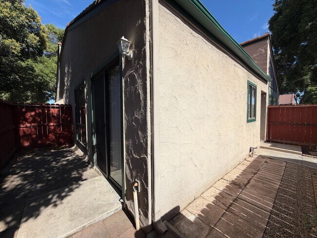Foto del edificio - 5965 E Shields Ave