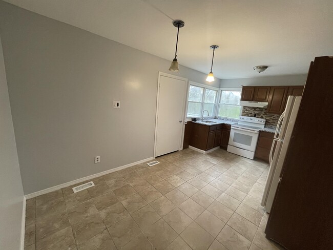 Building Photo - 37 Pershing Ln