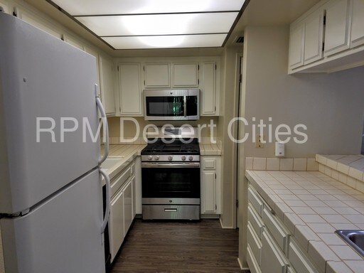 Building Photo - 1150 E Palm Canyon Dr