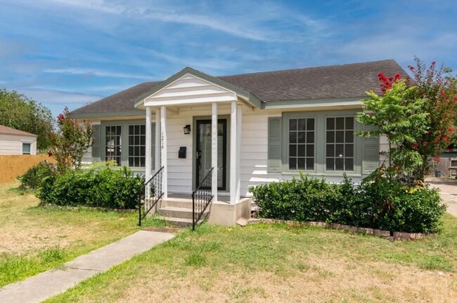 Foto del edificio - 1214 Logan Ave