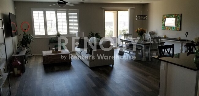 Building Photo - Ideal 4 Br 2 Ba 2 Car Garage Home in Gated Community Near Southern and S 16th St in Phoenix