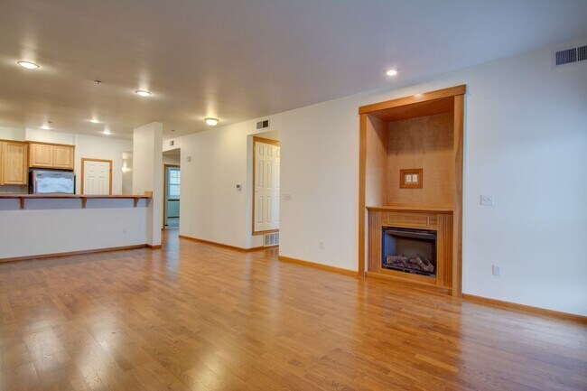 Foto del edificio - Spacious 2 Bed 2 Bath Condo with Private Balcony