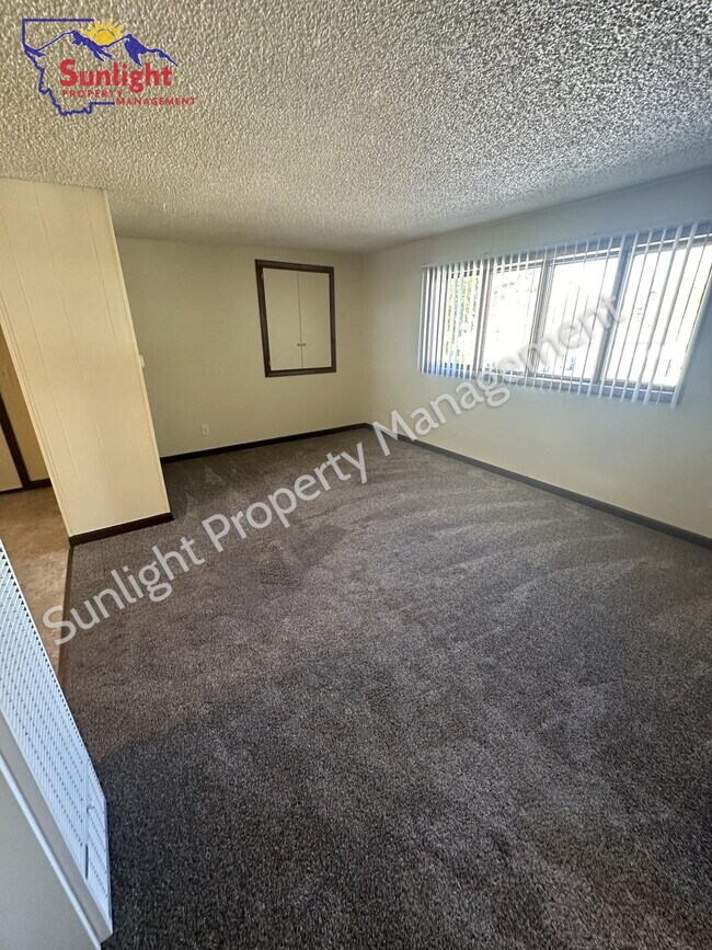 Foto del edificio - 302 E 1st St