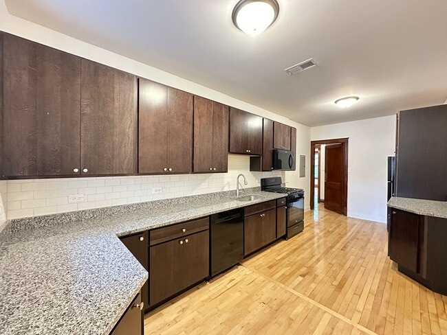 Foto del edificio - 2121 W Irving Park Rd