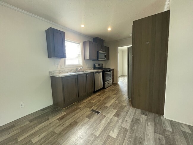 Foto del edificio - 15862 Villaire Ave