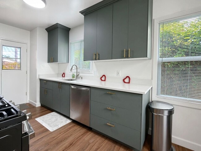 Building Photo - **5493 E 29th St Long Beach** 3 bedroom 1.5 bath Single family home !!