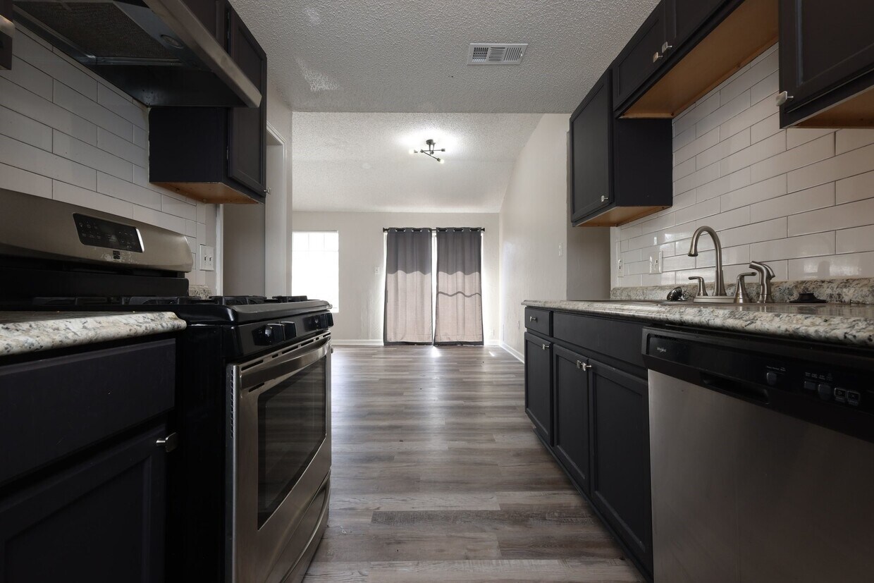 Building Photo - 14115 Clear Forest Dr