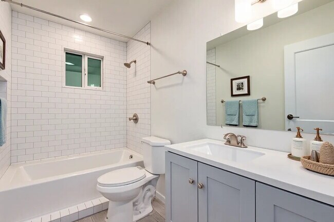 Building Photo - 2 Bed / 1 Bath in Phoenix — 900 Sq Ft with Covered Parking & Private Storage