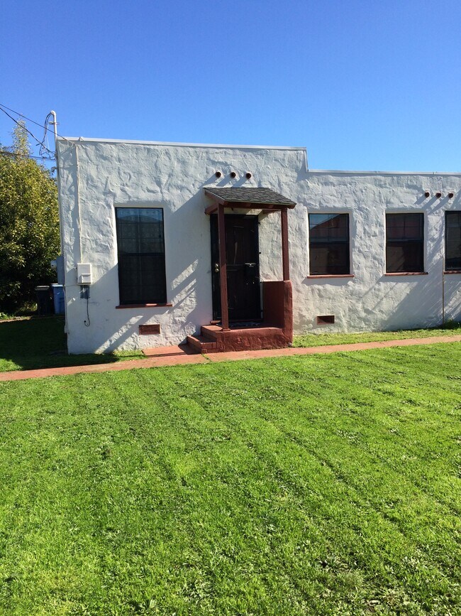 Building Photo - 1430 Russell St