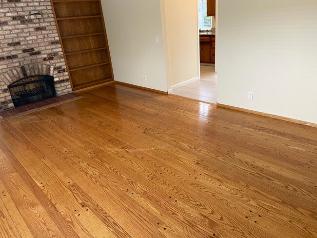 Building Photo - Spacious Duplex in Great Mountain View Area!