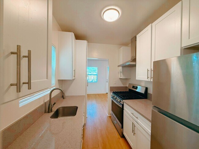 Foto del edificio - Welcome to Your Charming Ocean Beach 1-Bedroom – Private Yard & Parking