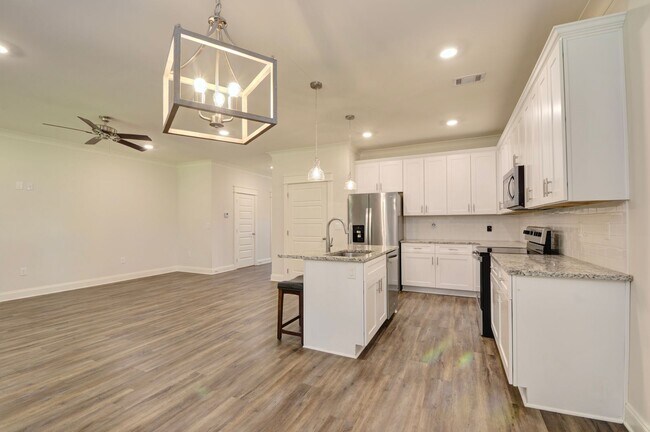 Building Photo - Luxury 3-Bed, 3.5-Bath Townhome in Gatewoo...