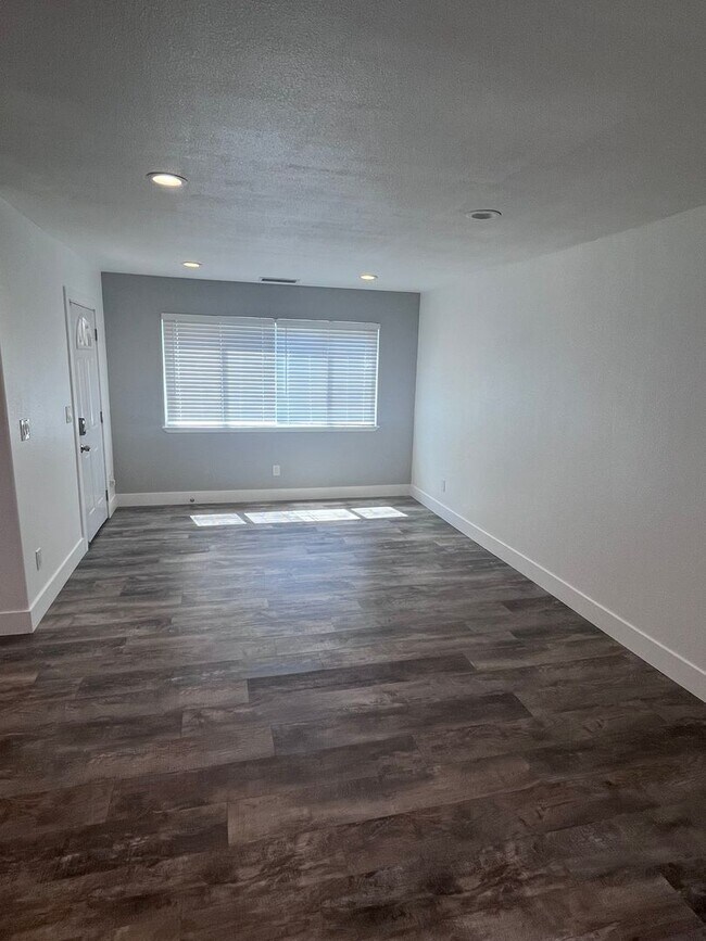 Foto del edificio - BEAUTIFUL 3 BEDROOM HOME IN ELVERTA!!