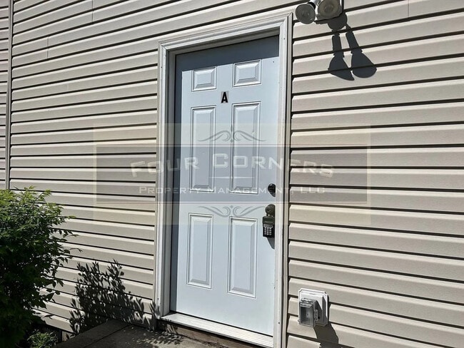 Building Photo - Room in Condo on Beck St