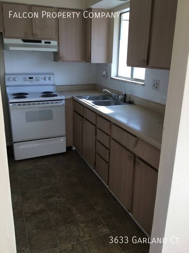 Building Photo - Great Centrally Located Single Family Home...