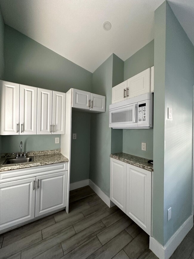 Building Photo - 203 Foresteria Dr