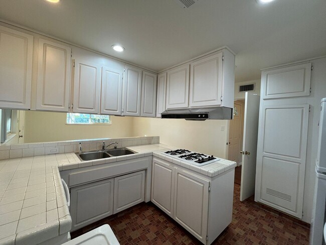 Foto del edificio - MOVE IN READY 3+2 home in Northridge with RV access, appliances included + central air!!