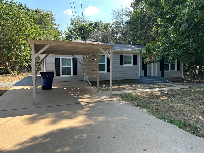 Estacionamiento cubierto - 2626 W Johnson St