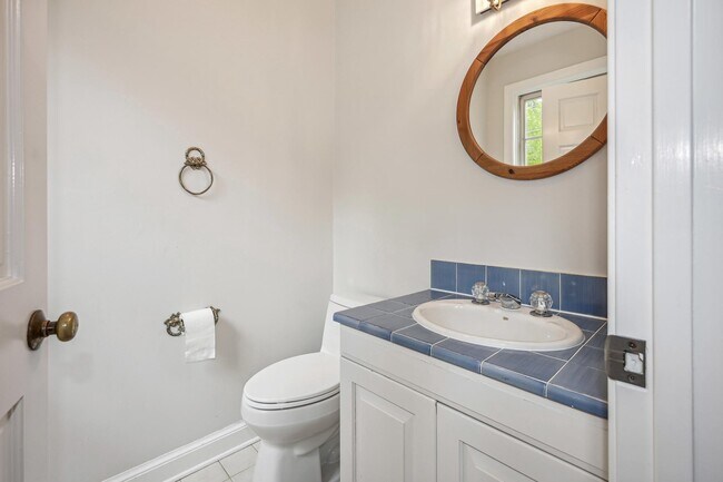 Foto del edificio - 3525 Williamsburg Ln NW