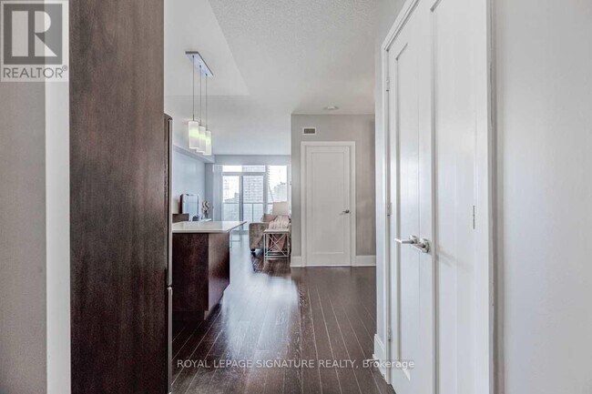 Photo du bâtiment - 25 Broadway Ave