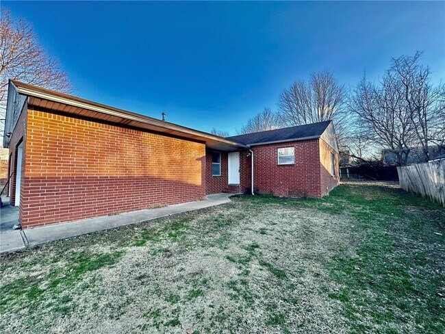 Building Photo - 2410 W Gum St