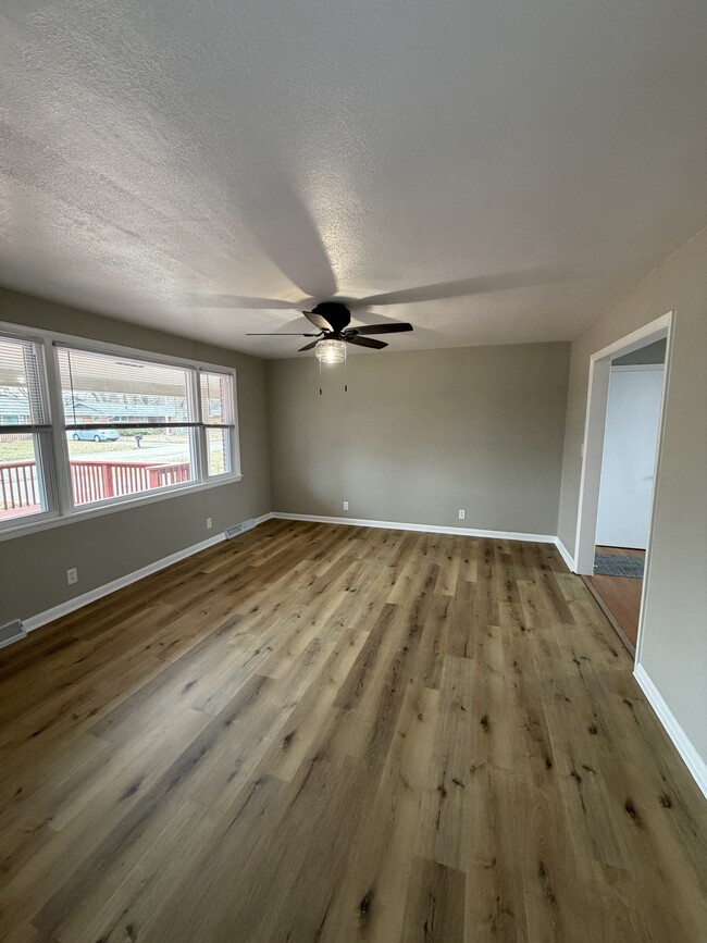 Building Photo - 2213 Roland Dr