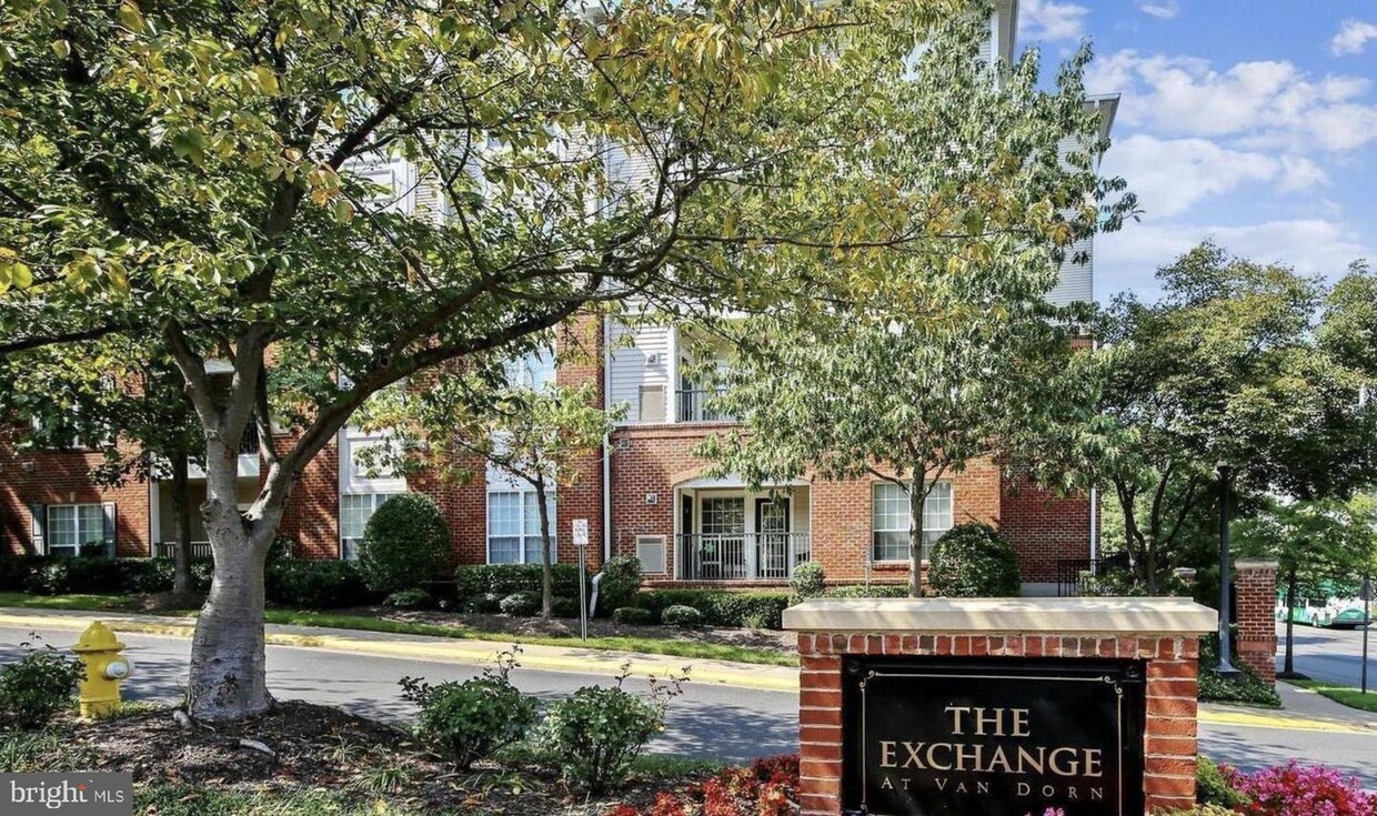 Primary Photo - 4870 Eisenhower Ave