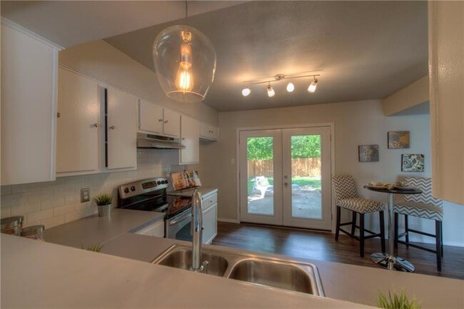 Foto del edificio - Open Floor Plan + Great Location! 3-Bed Ho...