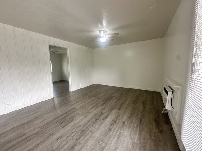 Building Photo - 951 N Redwood Rd