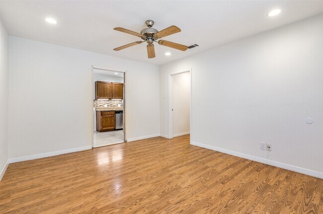 Foto del edificio - 8635 Ashcroft Ave