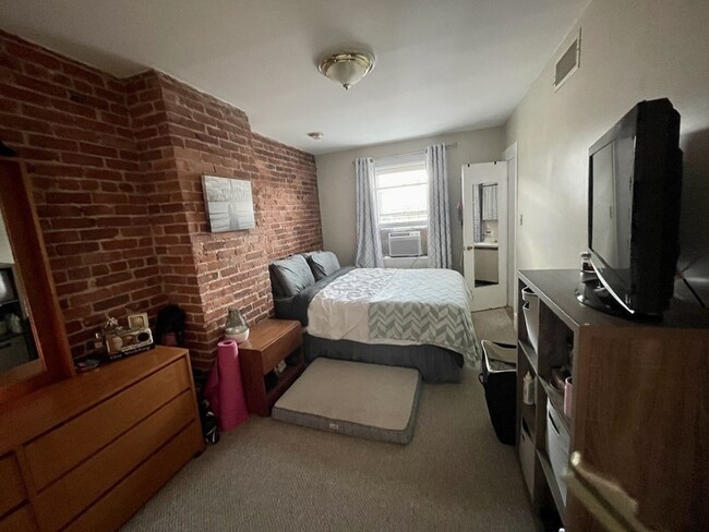 Building Photo - 15 Keswick St