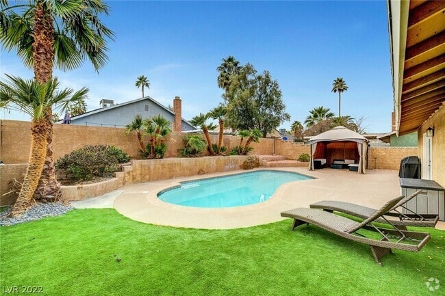 Building Photo - 3112 La Mesa Dr