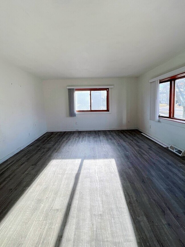Building Photo - 4 Bed 2 Bath Single Family Home