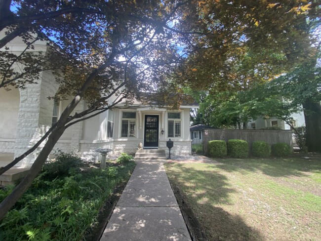 Building Photo - SPECIAL 1/2 OFF 2ND FULL MONTH'S RENT! Gor...