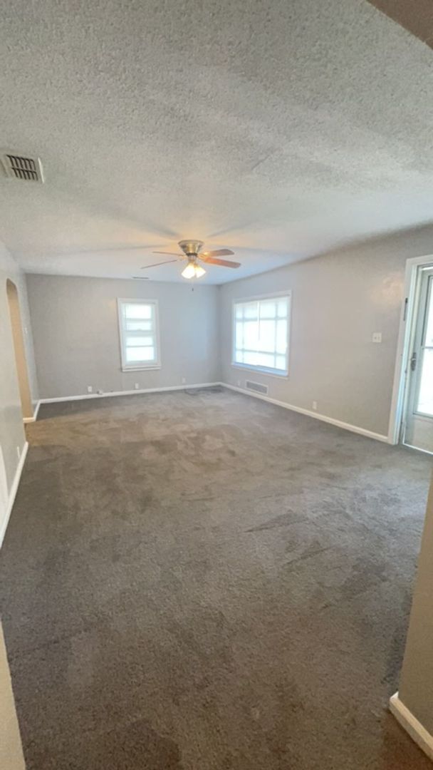 Foto del edificio - Large 2 Bedroom home with a Garage