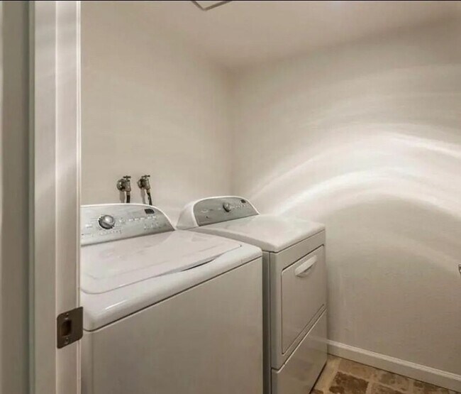 Foto del edificio - Beautiful 2-Bedroom Condo with Serene Water Views and Modern Amenities