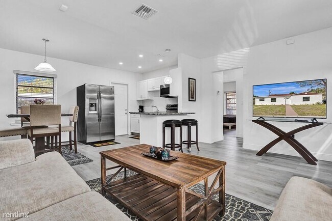 Foto del edificio - 2 br, 1 bath House - 541 NW 107th St 0