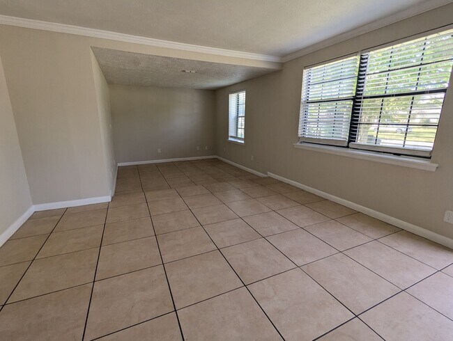 Foto del edificio - Now Available! Large 3bd, 1.5 bath with ea...