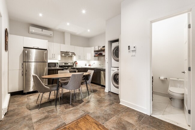 Building Photo - 1500 Ave des Pins Ouest