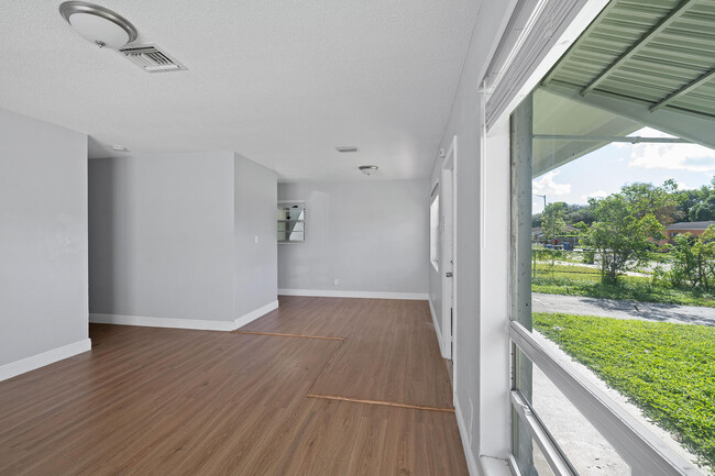 Foto del edificio - 2317 NW 6th Pl